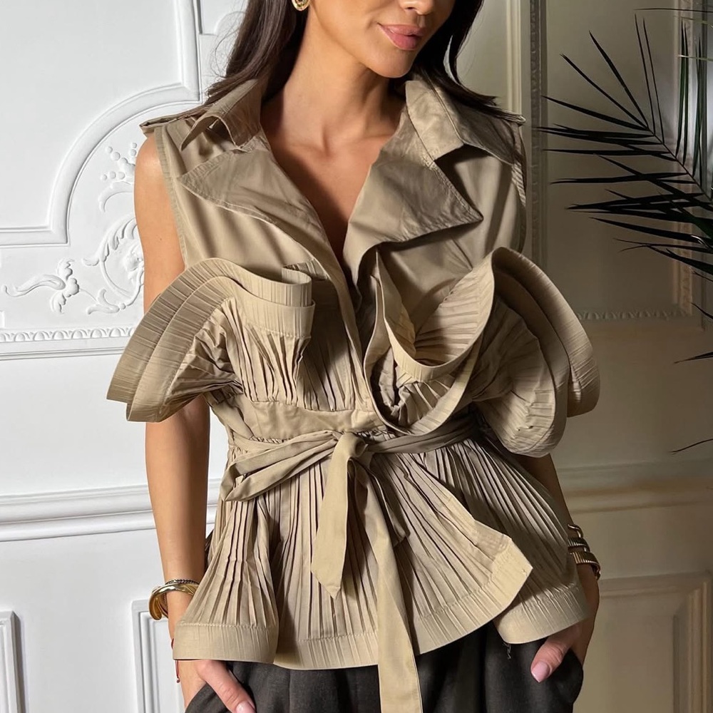Lapel Sleeveless Ruffled Tee